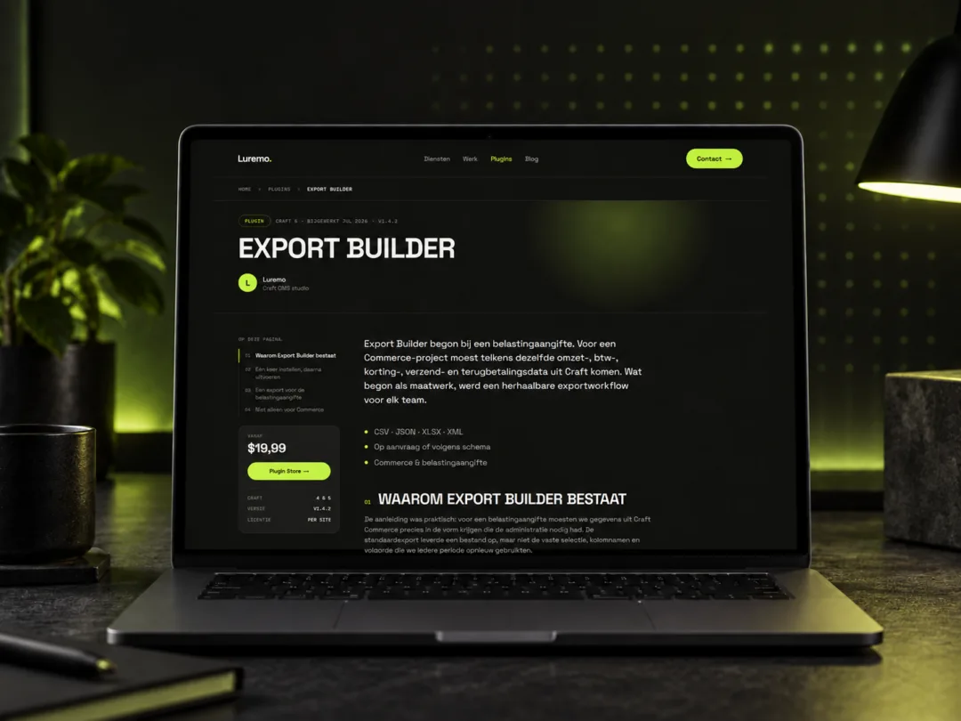 Donkere studio-opstelling met lime verlichting en een laptop waarop de Luremo Export Builder-pagina zichtbaar is.